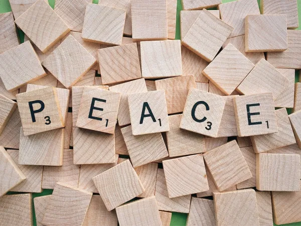 Scrabble-Steine mit der Aufschrift PEACE